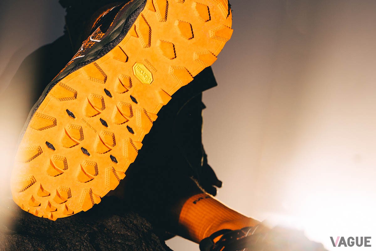 ヴィブラム社のメガグリップソールが不安定な足場でも高いグリップ力を発揮する