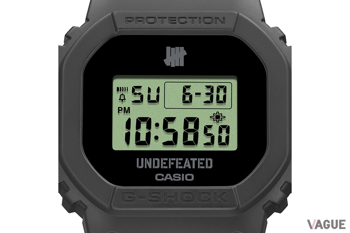 文字盤にもロゴを配置