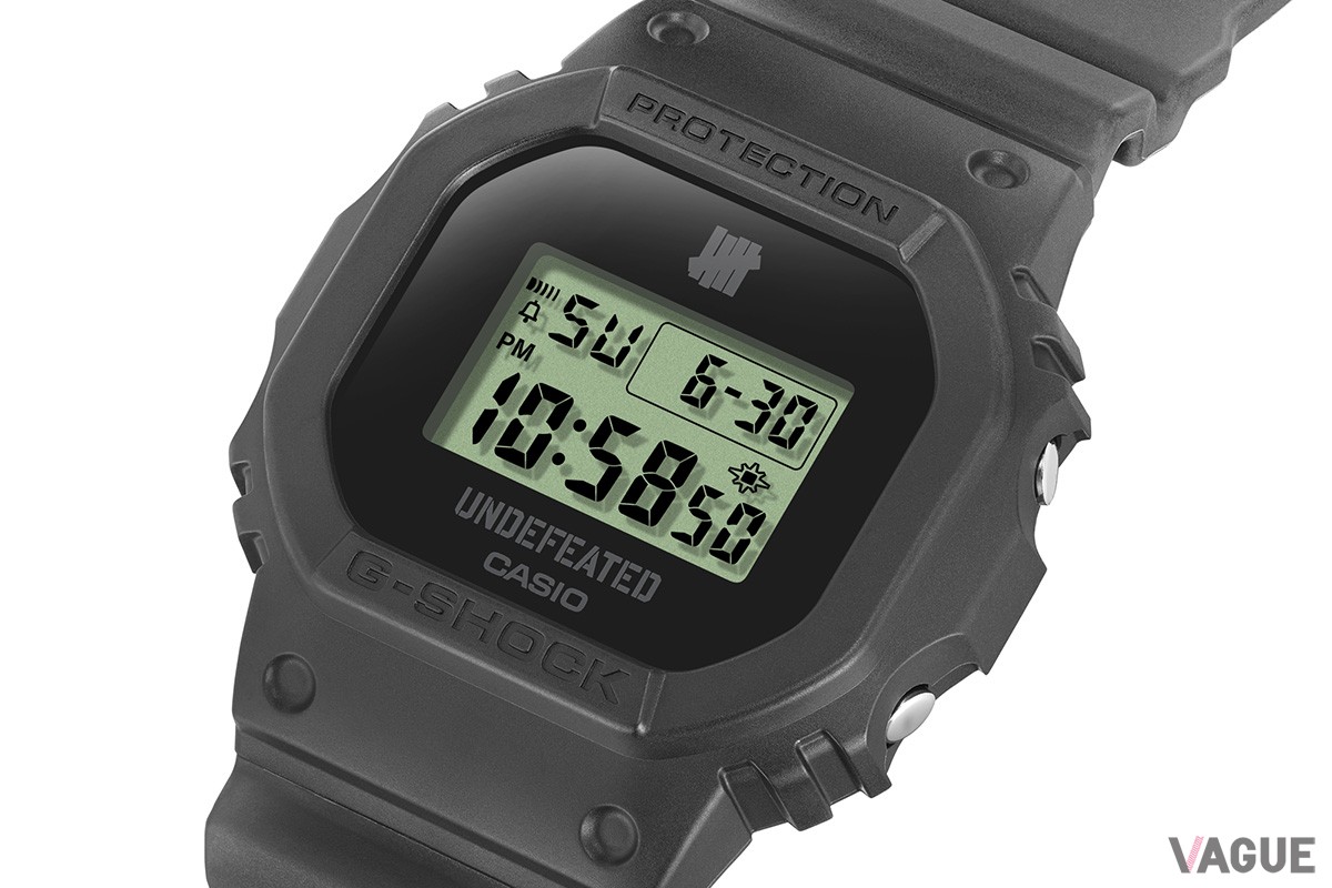 文字盤にもロゴを配置