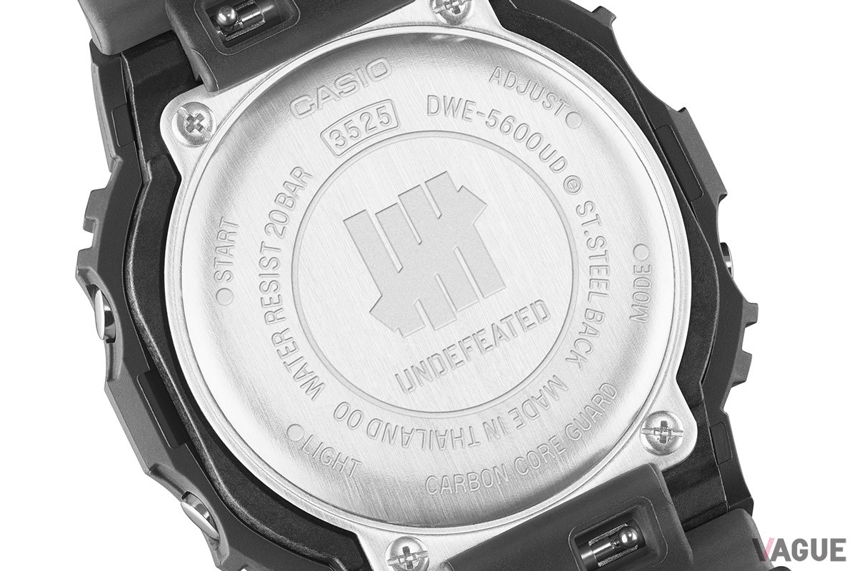 裏蓋にもUNDEFEATEDのロゴをあしらう特別仕様