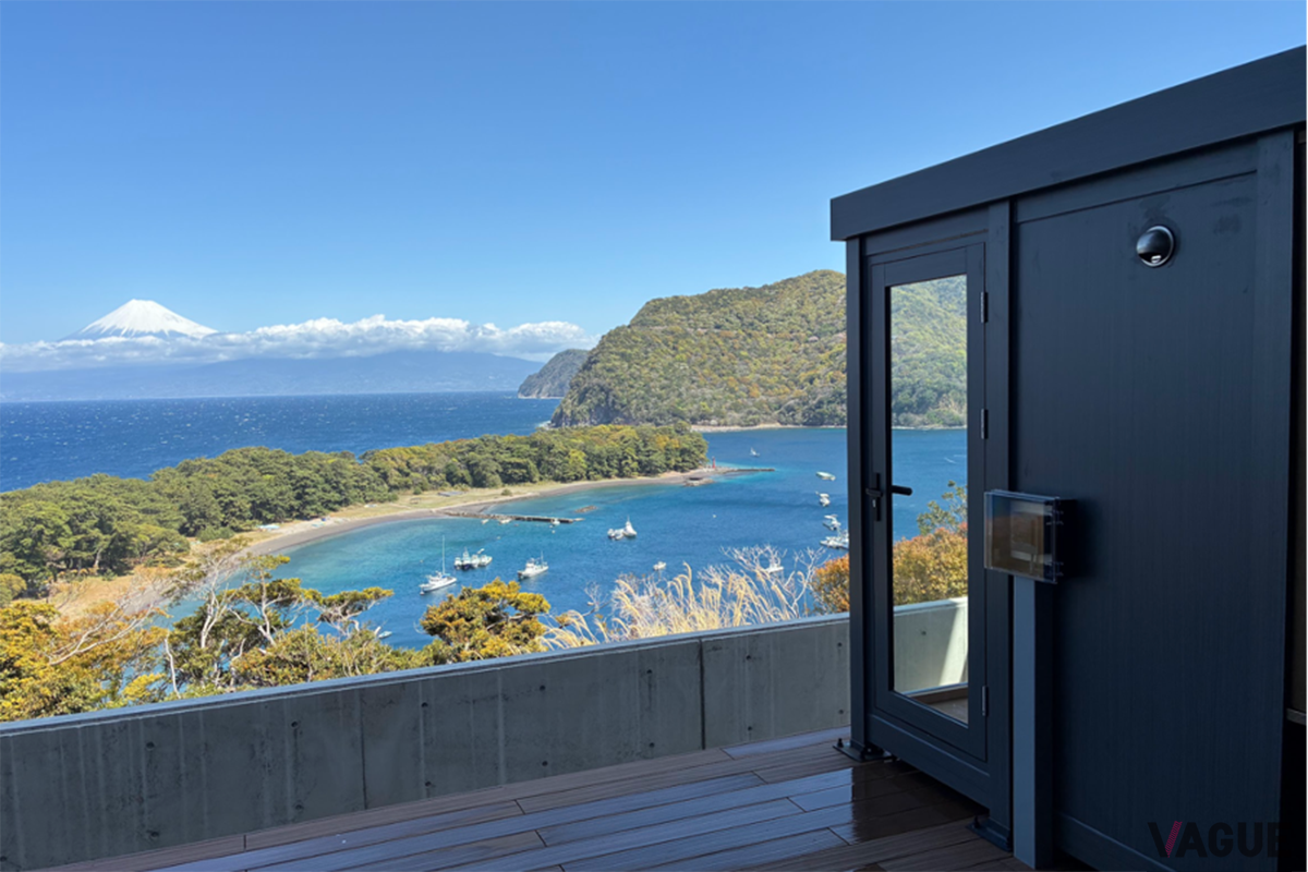 テラス越しに広がる富士と海の絶景