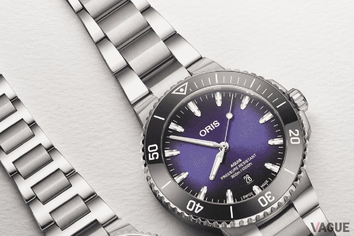 こちらは日没直後の暗くなっていく空をイメージした“バイオレット”で、愛称はブルーベリー。ケース径は43.4mm