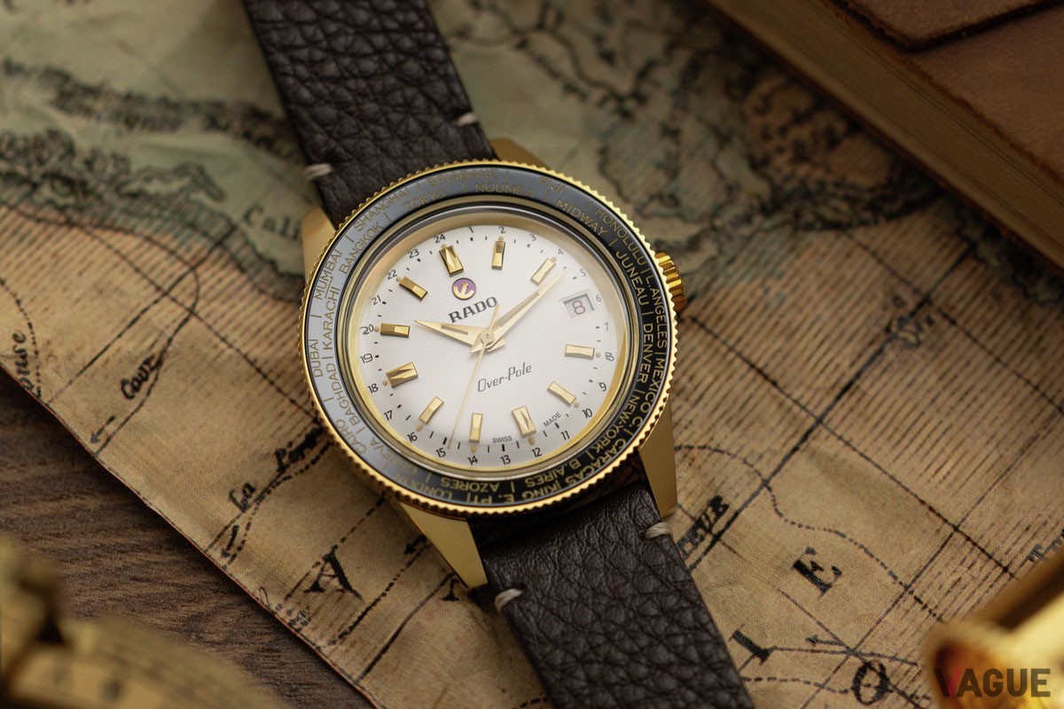 ヴィンテージ風のレザーストラップも付属して、印象を変えて楽しめる