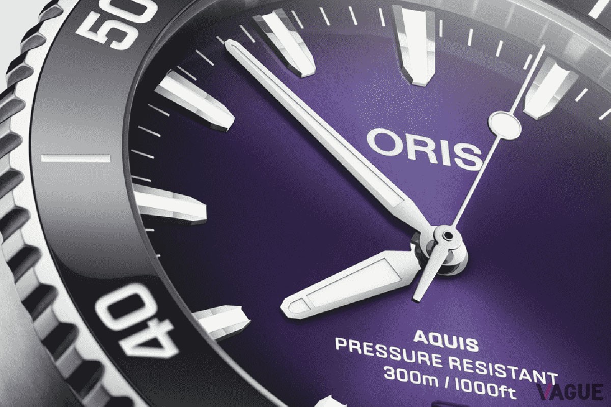 こちらは日没直後の暗くなっていく空をイメージした“バイオレット”で、愛称はブルーベリー。ケース径は43.4mm