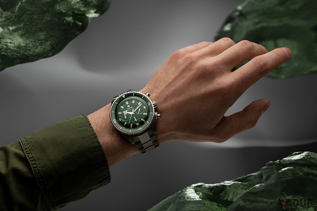ケース径は43mm。実用的かつエレガントなベゼルも美しい