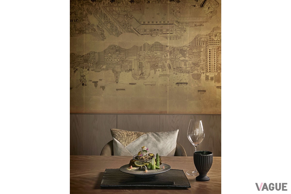 レストラン内には金箔を施したアートが壁一面に広がる