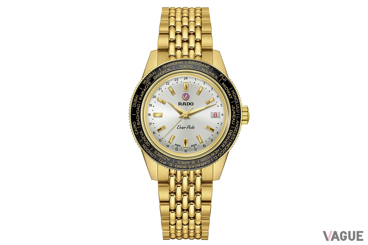 シルバーのダイヤルにはサンレイ仕上げが。ゴールドとブラックとのコントラストが美しい