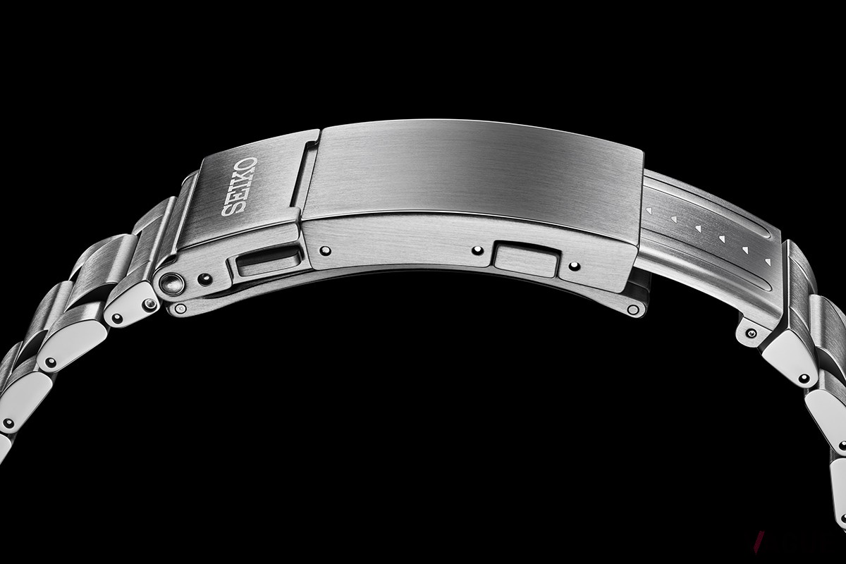 レギュラーモデルでは初採用となる新開発の中留を採用。最大約15mmの調整幅があり、約2.5mmずつ、6段階で調整を行うことができる