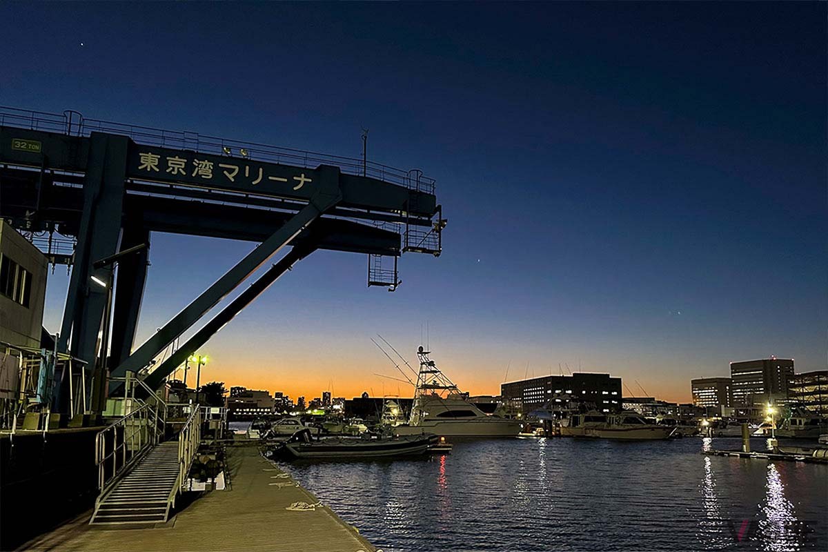 釣りは夜明け前から活動するアクティビティ。早朝深夜の話し声は意外に響くもの。仲間と釣り談義をすると、ついつい声が大きくなりがちなので注意したいところです