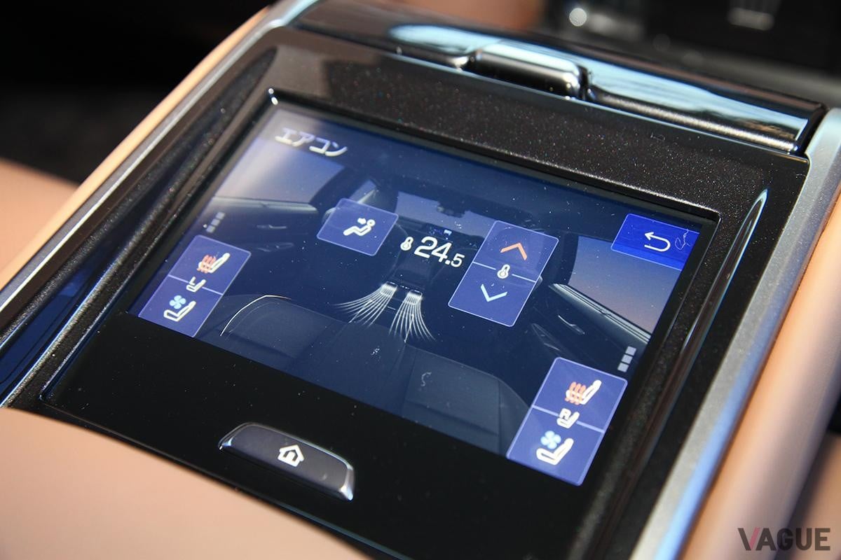 トヨタ「クラウン（セダン）」