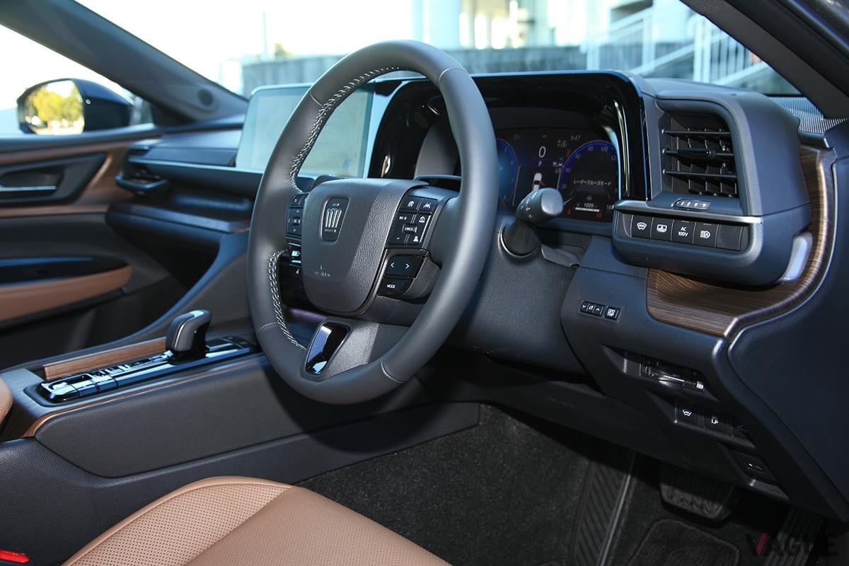 トヨタ「クラウン（セダン）」