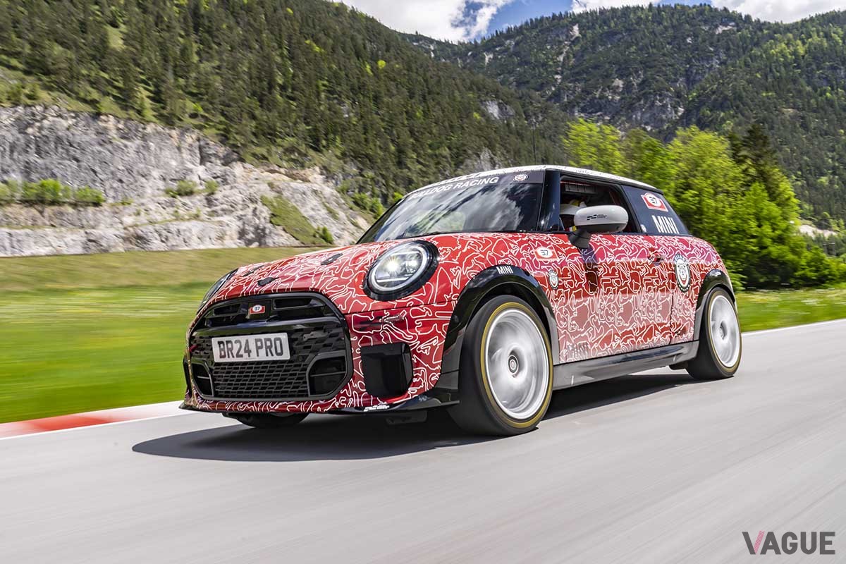 2024年6月に開催されたニュルブルクリンク24時間レースに登場した新型ミニJCW。正式な世界初公開は2024年秋の予定だ