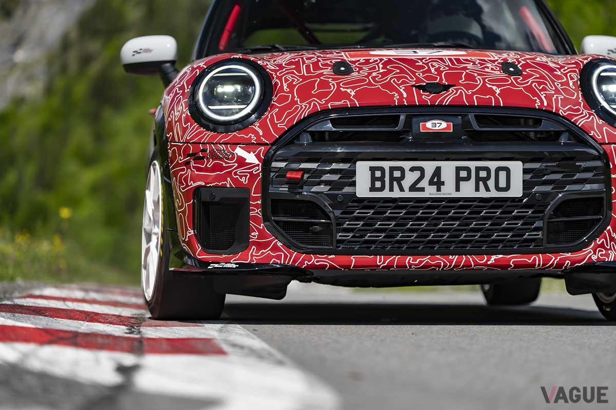 2024年6月に開催されたニュルブルクリンク24時間レースに登場した新型ミニJCW。正式な世界初公開は2024年秋の予定だ