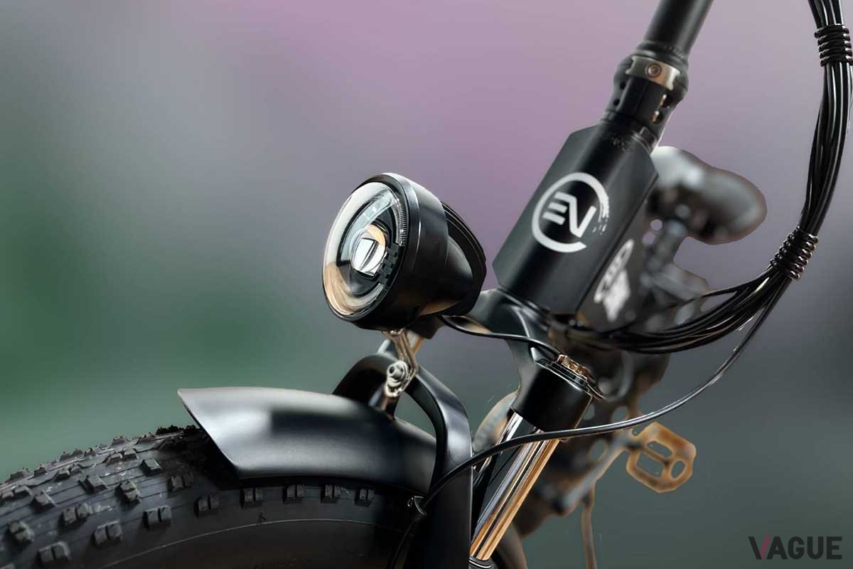 電動アシスト自転車と原付が切り替え可能な新モビリティENNE「F750」もまもなく登場予定だ