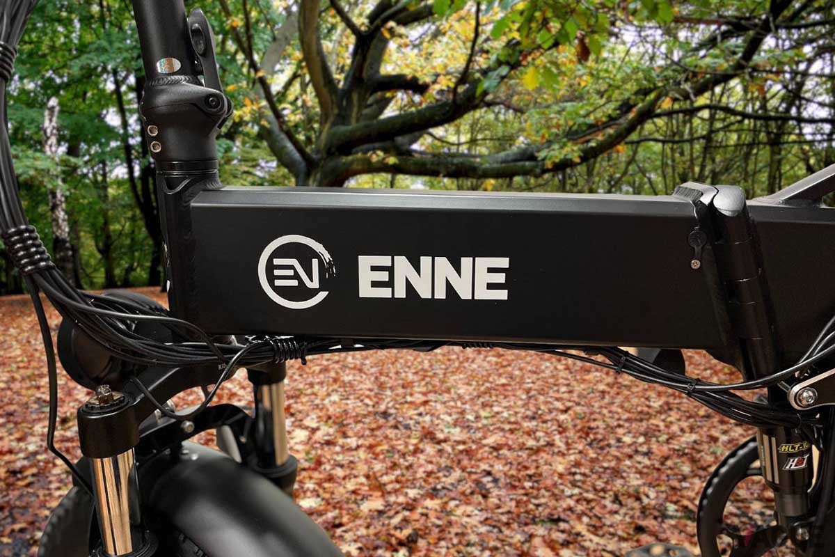 電動アシスト自転車と原付が切り替え可能な新モビリティENNE「F750」もまもなく登場予定だ