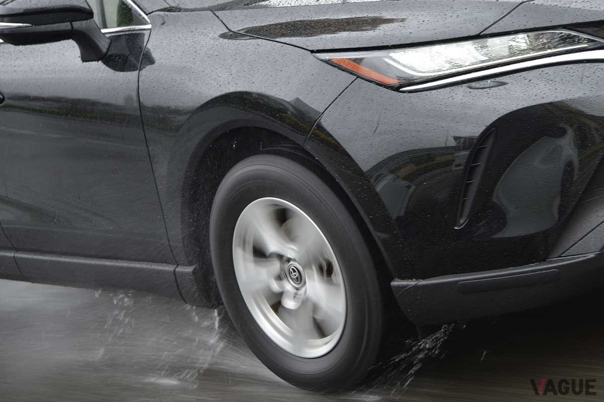 首都高の1時間あたりの死傷事故件数は晴天時0.06件／時間に対し、雨天時は0.27件／時間と約4倍に跳ね上がる