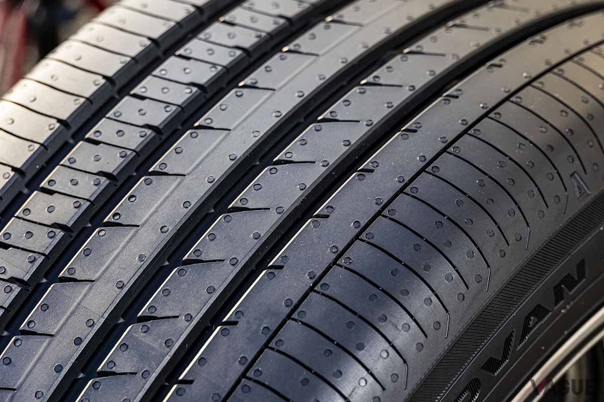 ヨコハマの新プレミアムコンフォートタイヤ「アドバンdB V553」。全24サイズ中19サイズがウエットグリップ最高グレード「a」を獲得