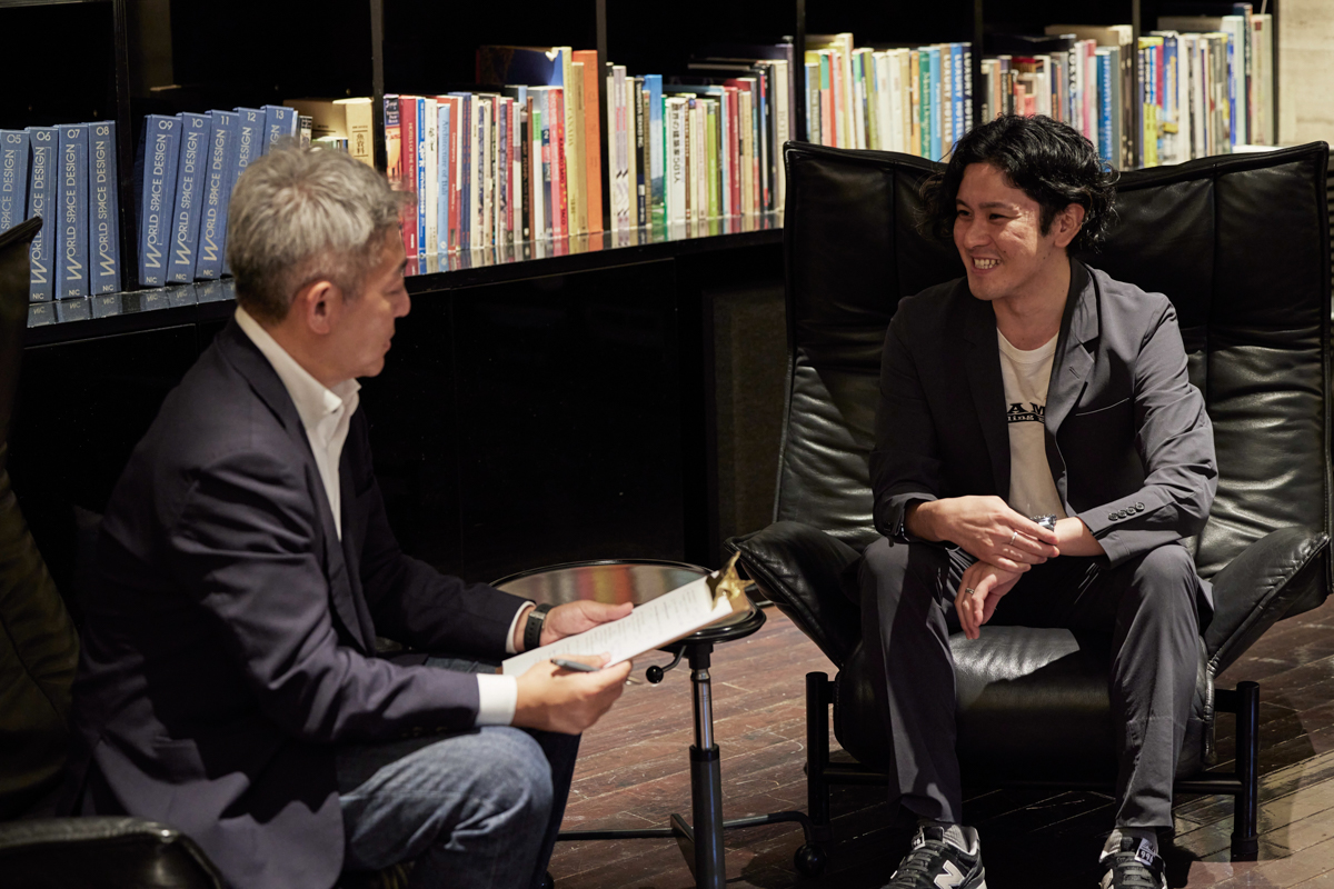 （左）VAGUE編集長・三宅隆（みやけ たかし）｜（右）カスタムカーブランド・DAMD（ダムド）のデザイナー・徳田亮介氏