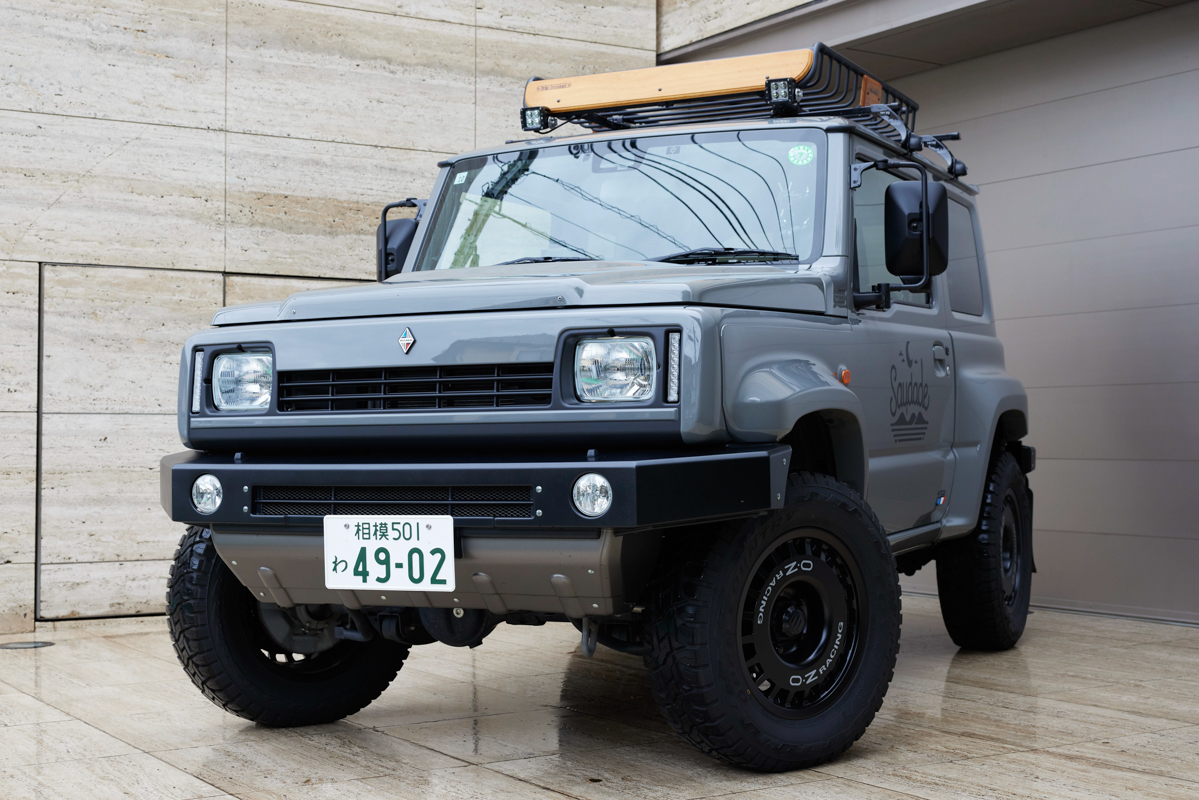 今回の企画のために徳田氏が乗ってきたのがダムドが手掛ける「JIMNY SAUDADE」