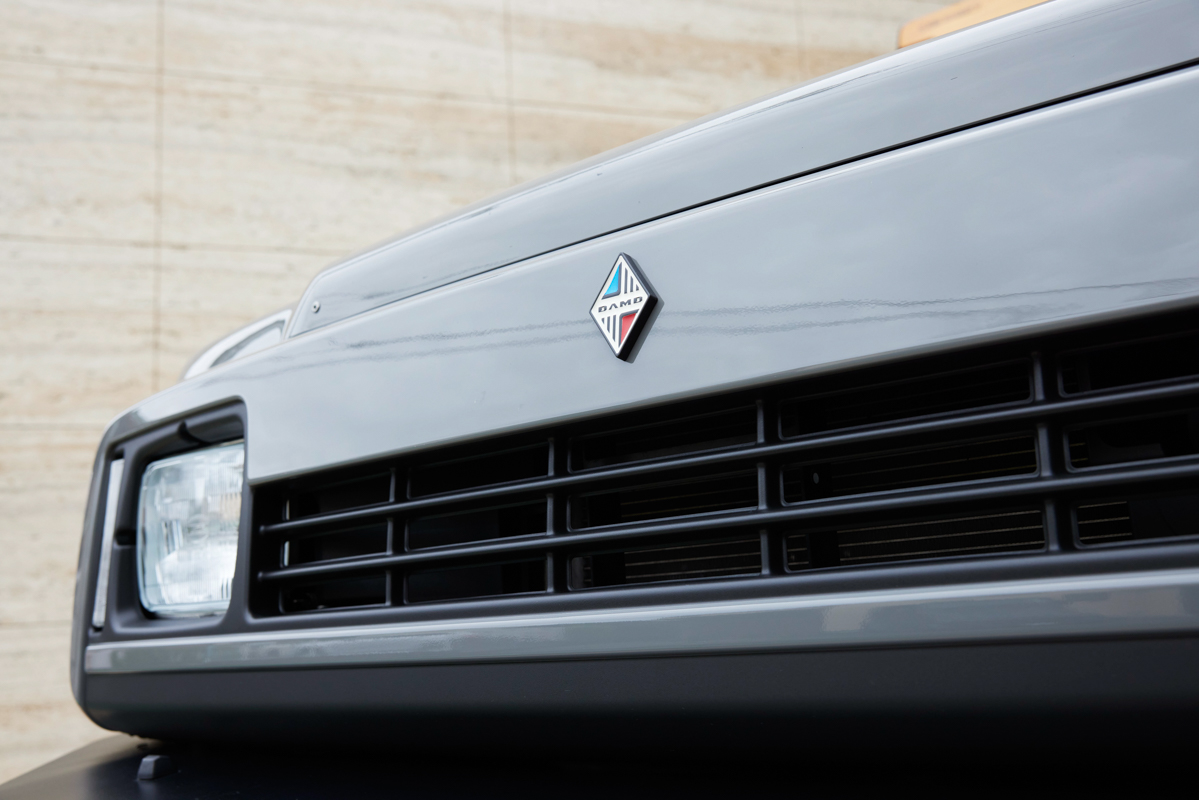 今回の企画のために徳田氏が乗ってきたのがダムドが手掛ける「JIMNY SAUDADE」