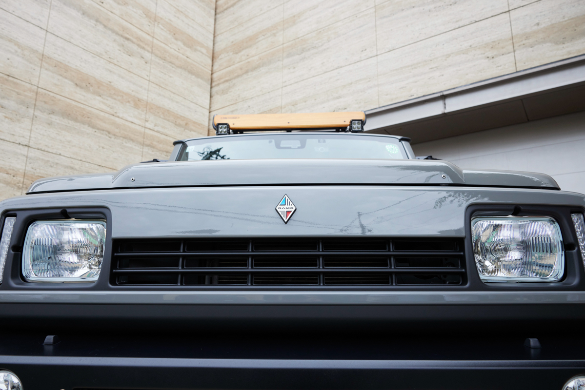 今回の企画のために徳田氏が乗ってきたのがダムドが手掛ける「JIMNY SAUDADE」