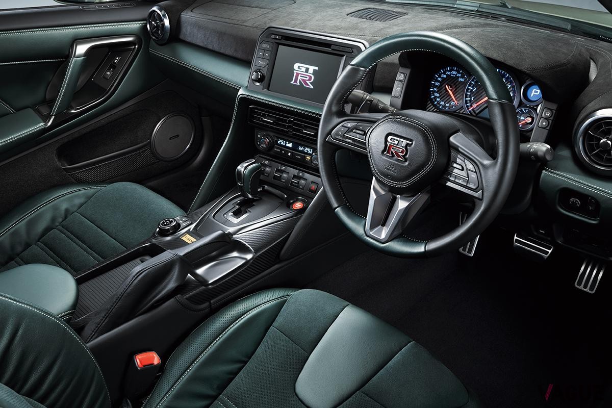 2024年3月に発表された日産「GT-R 」2025年モデルのインテリア