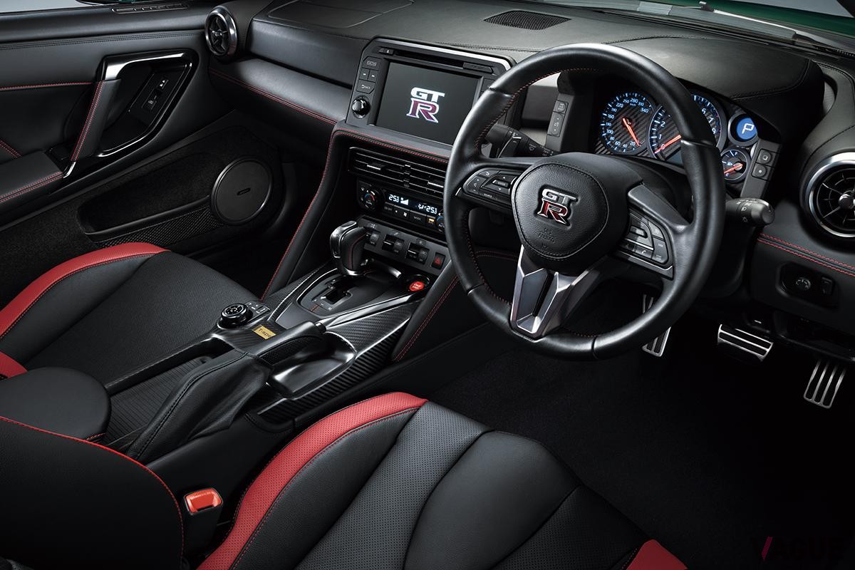 2024年3月に発表された日産「GT-R 」2025年モデルのインテリア