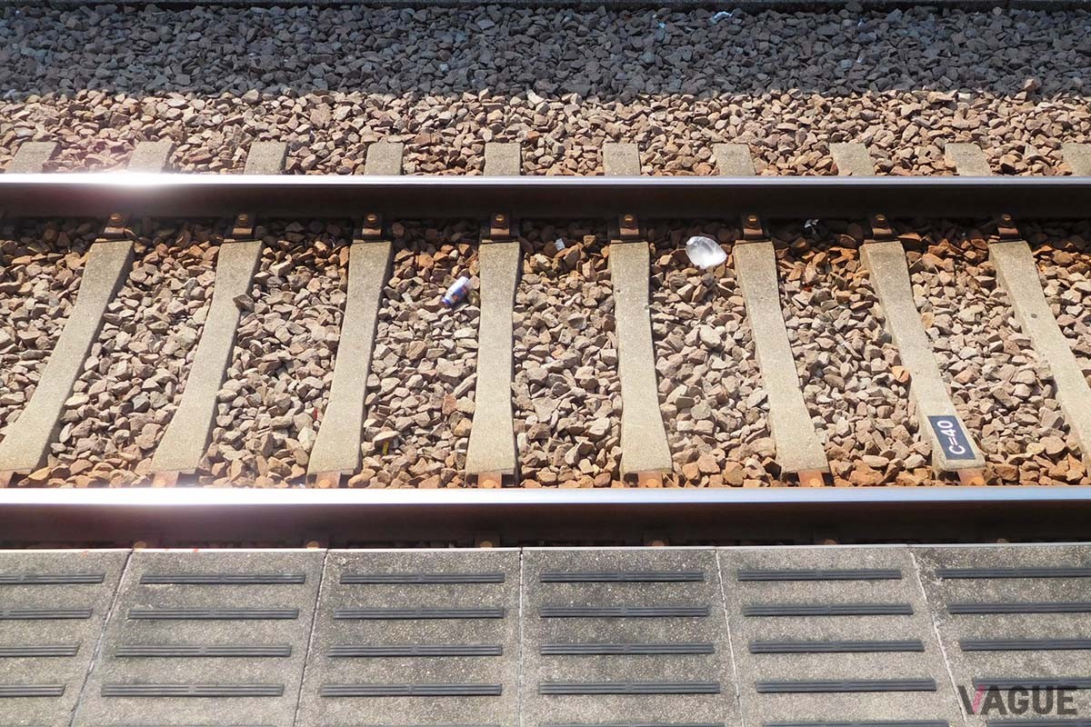 駅のホームでは落下物に細心の注意が必要