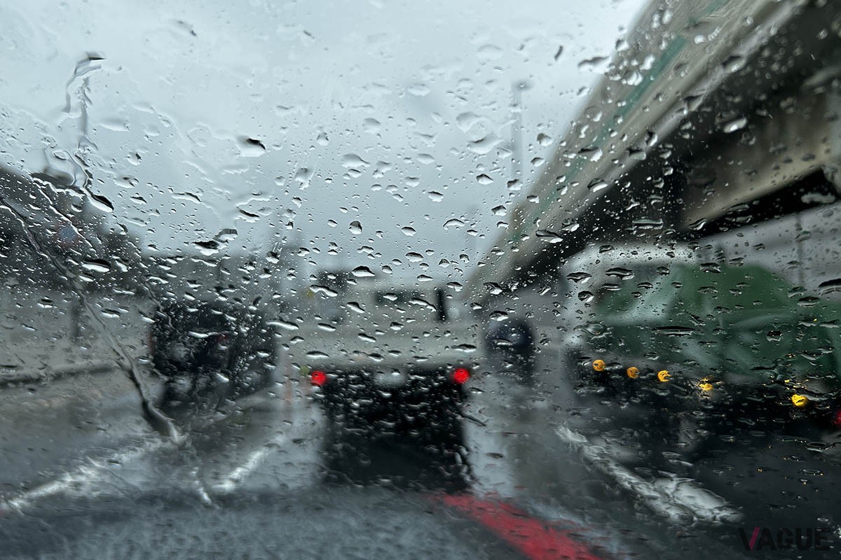 首都高の1時間あたりの死傷事故件数は晴天時0.06件／時間に対し、雨天時は0.27件／時間と約4倍に跳ね上がる