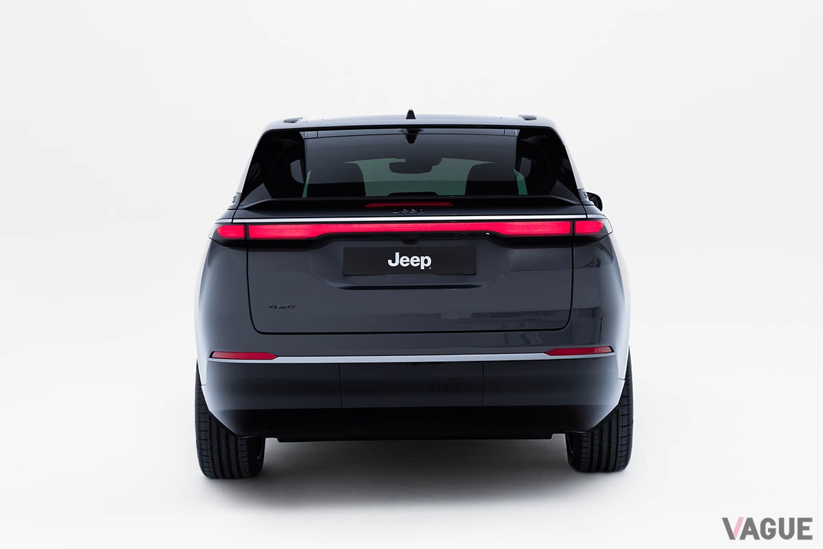 米国で世界初公開されたジープの大型SUVタイプのEV、新型「ワゴニアS」