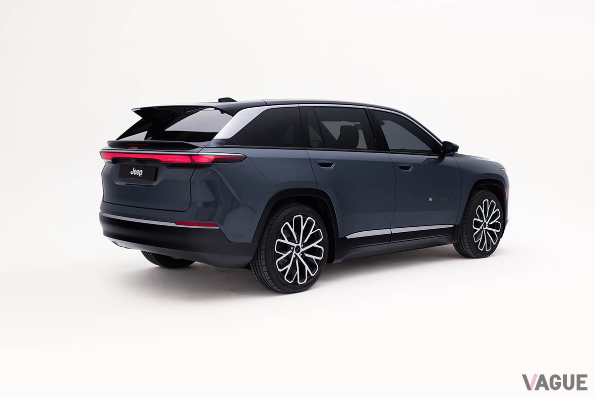 米国で世界初公開されたジープの大型SUVタイプのEV、新型「ワゴニアS」