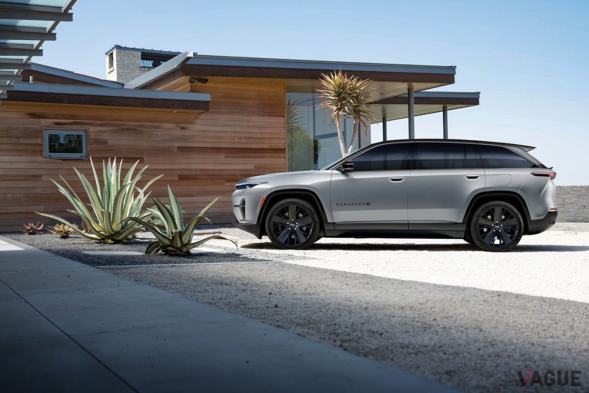 米国で世界初公開されたジープの大型SUVタイプのEV、新型「ワゴニアS」