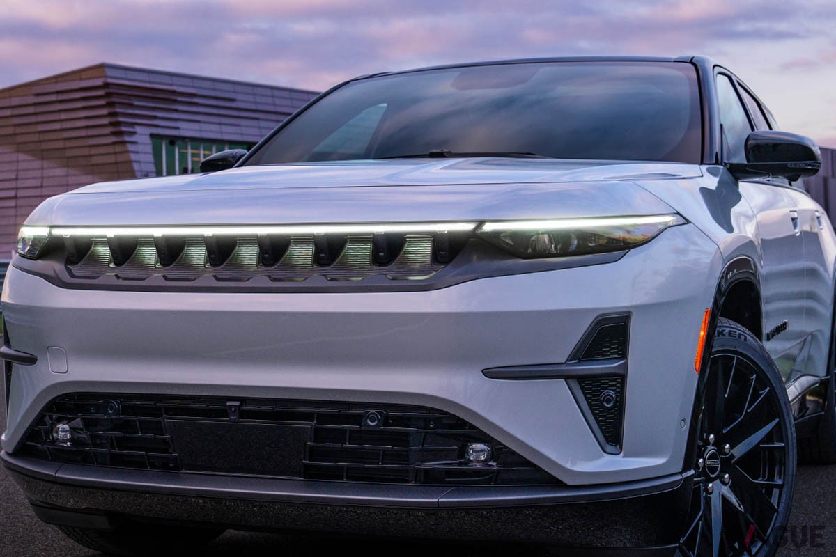 米国で世界初公開されたジープの大型SUVタイプのEV、新型「ワゴニアS」