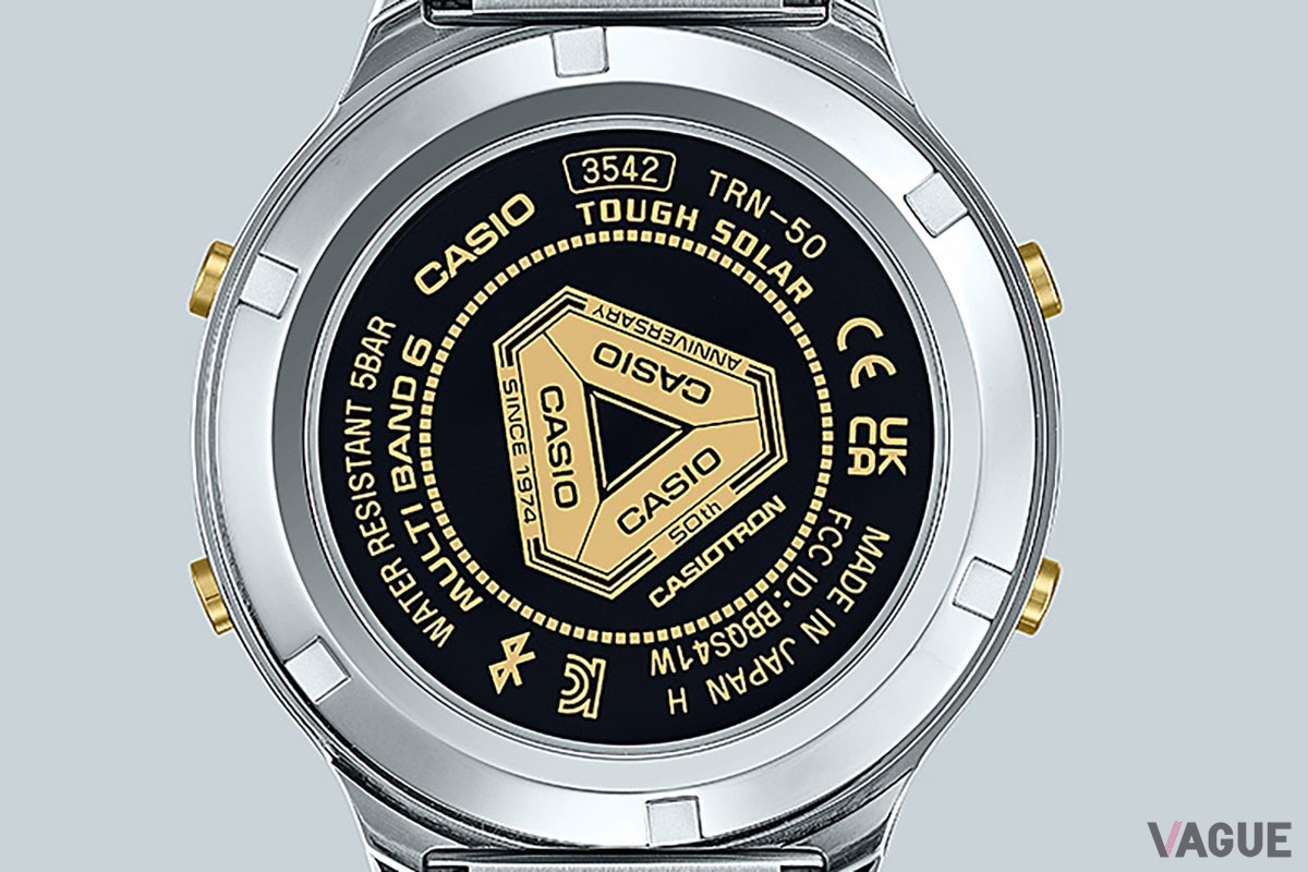 裏蓋にも初代カシオトロンと同じく三角形モチーフを。