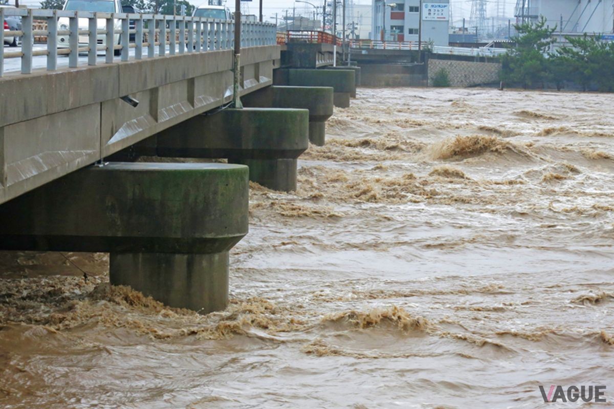 突然のゲリラ豪雨。クルマを運転しているときにゲリラ豪雨に遭った場合、どうすればいいのだろうか？