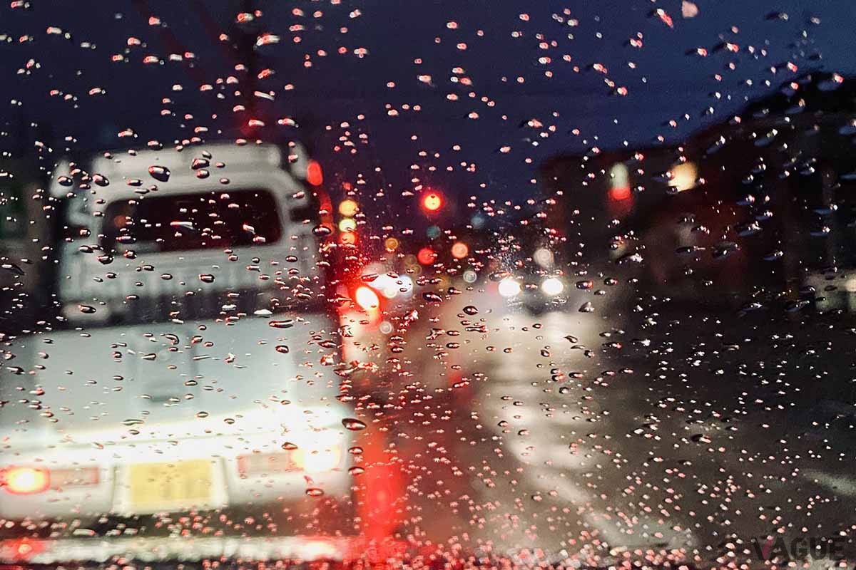 突然のゲリラ豪雨。クルマを運転しているときにゲリラ豪雨に遭った場合、どうすればいいのだろうか？