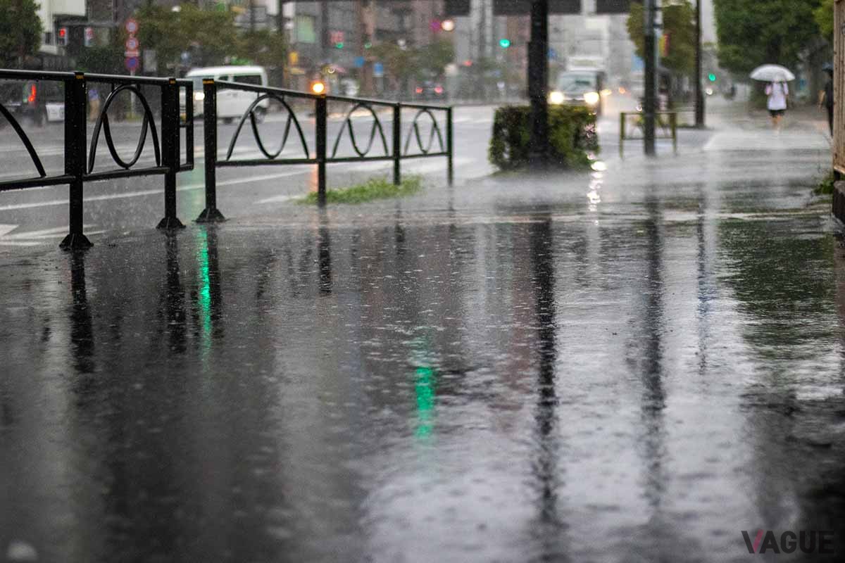 突然のゲリラ豪雨。クルマを運転しているときにゲリラ豪雨に遭った場合、どうすればいいのだろうか？