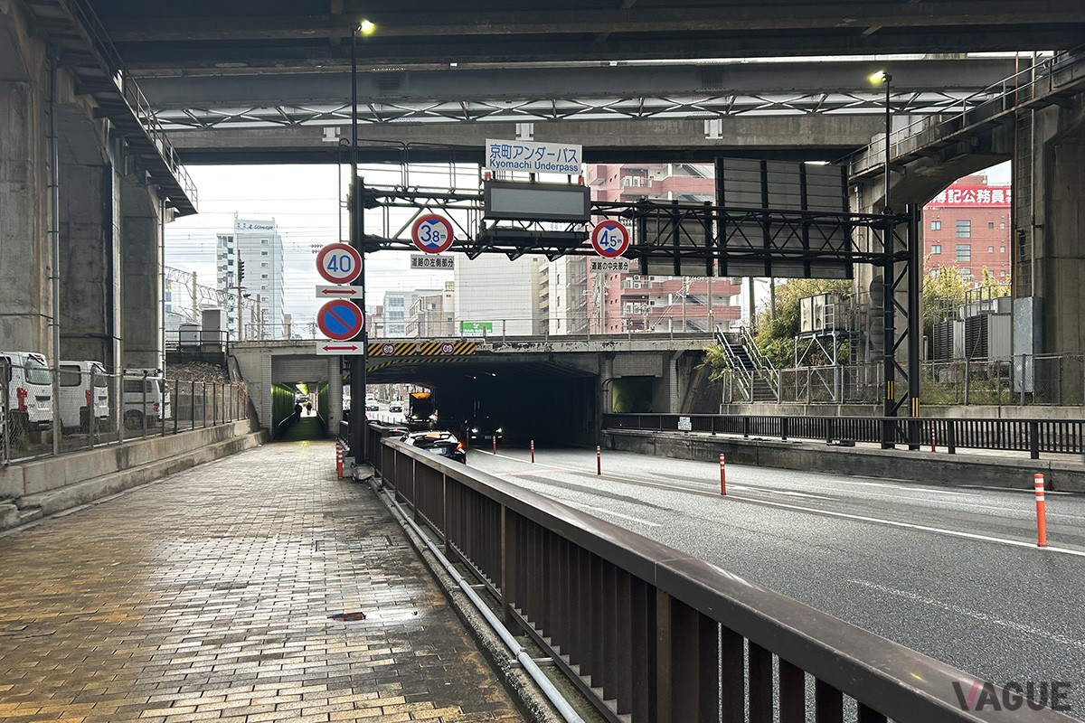 鉄道のガード下や立体交差のアンダーパスなどでは冠水が起こりやすい