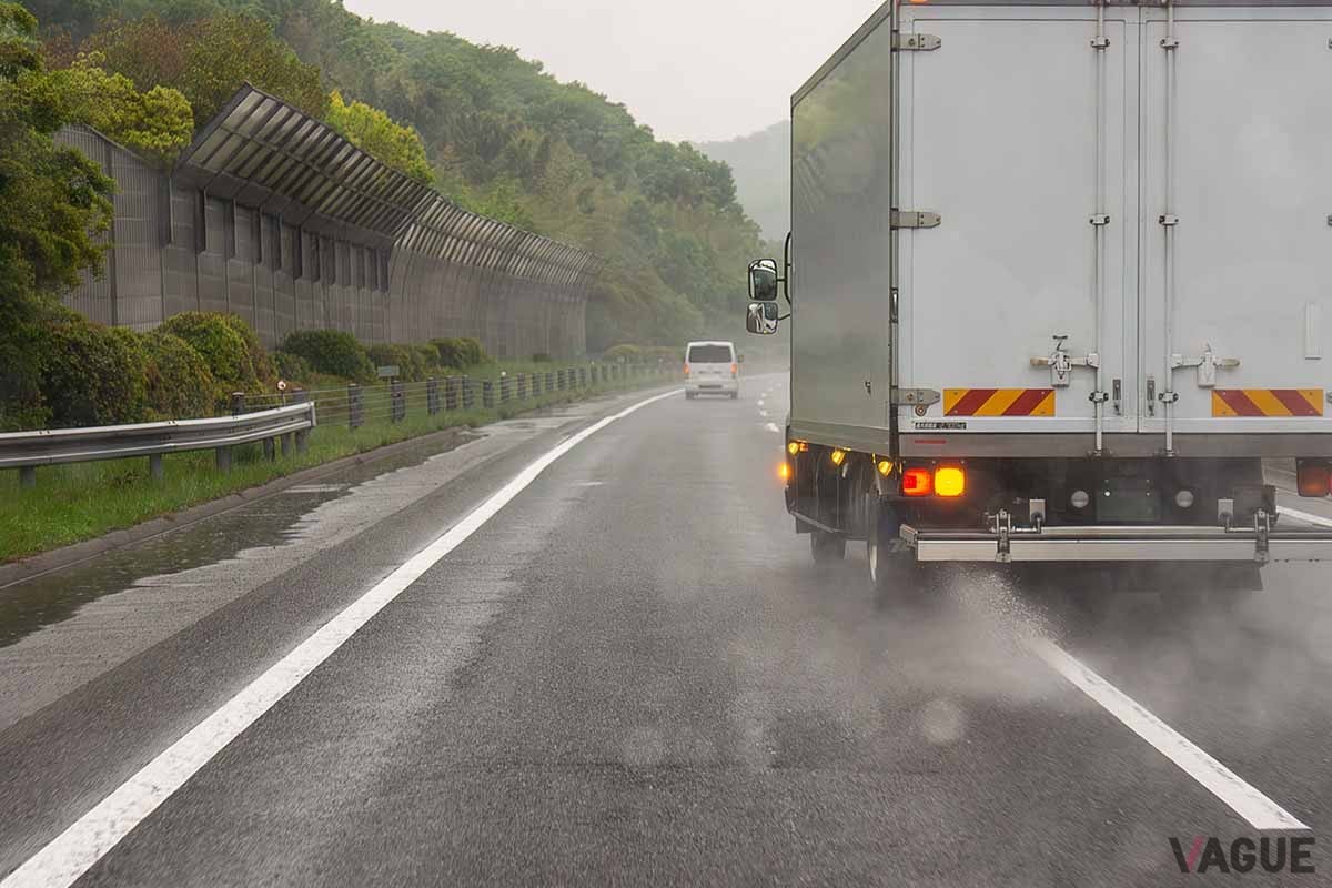高速道路走行中、ゲリラ豪雨似遭うとワイパーを作動しても視界不良になることがある。そういう場合、落ち着いて近くのSAやPAに避難したい