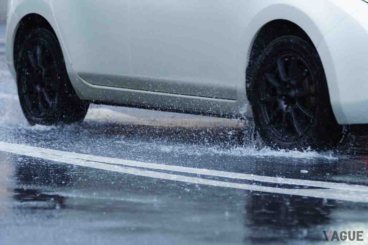 突然のゲリラ豪雨。クルマを運転しているときにゲリラ豪雨に遭った場合、どうすればいいのだろうか？