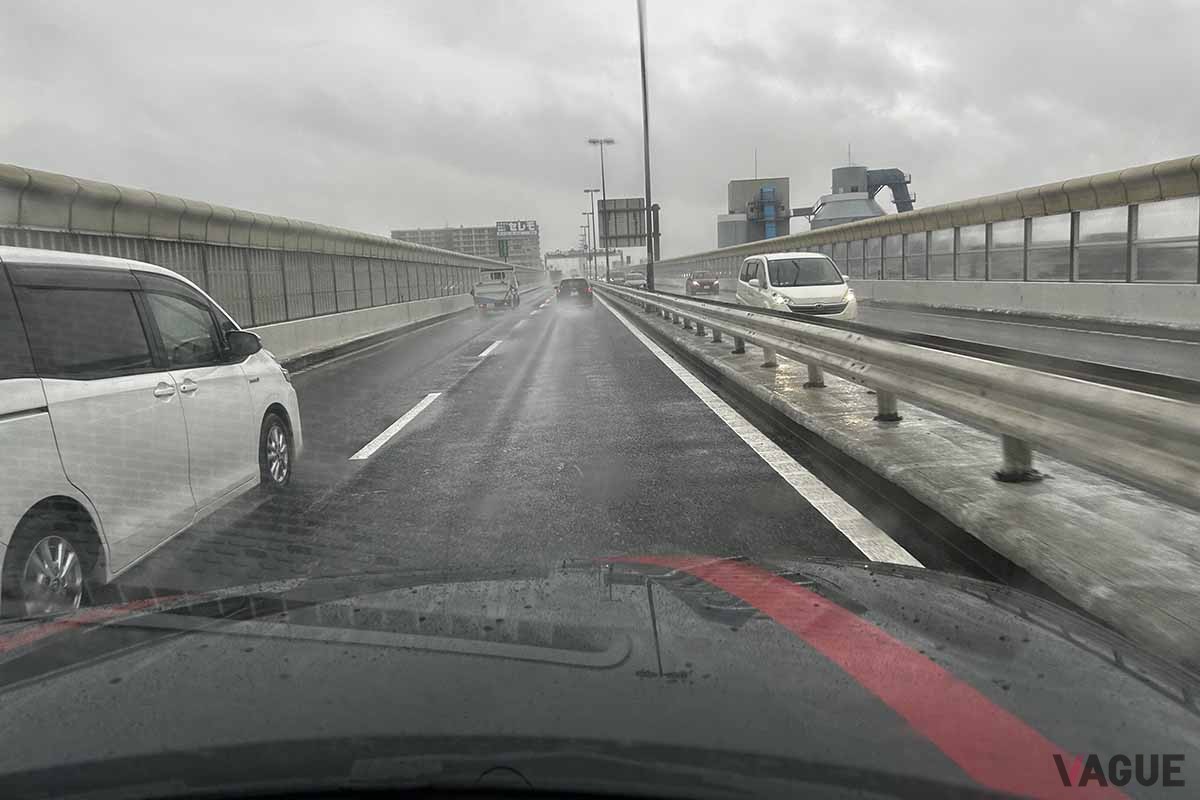 高速道路走行中、ゲリラ豪雨似遭うとワイパーを作動しても視界不良になることがある。そういう場合、落ち着いて近くのSAやPAに避難したい