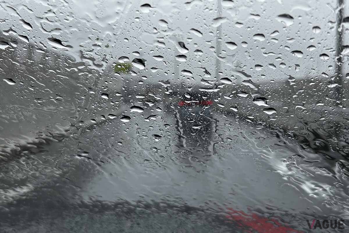 高速道路走行中、ゲリラ豪雨似遭うとワイパーを作動しても視界不良になることがある。そういう場合、落ち着いて近くのSAやPAに避難したい