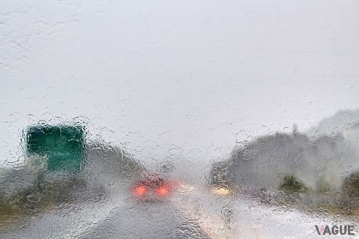 突然のゲリラ豪雨。クルマを運転しているときにゲリラ豪雨に遭った場合、どうすればいいのだろうか？