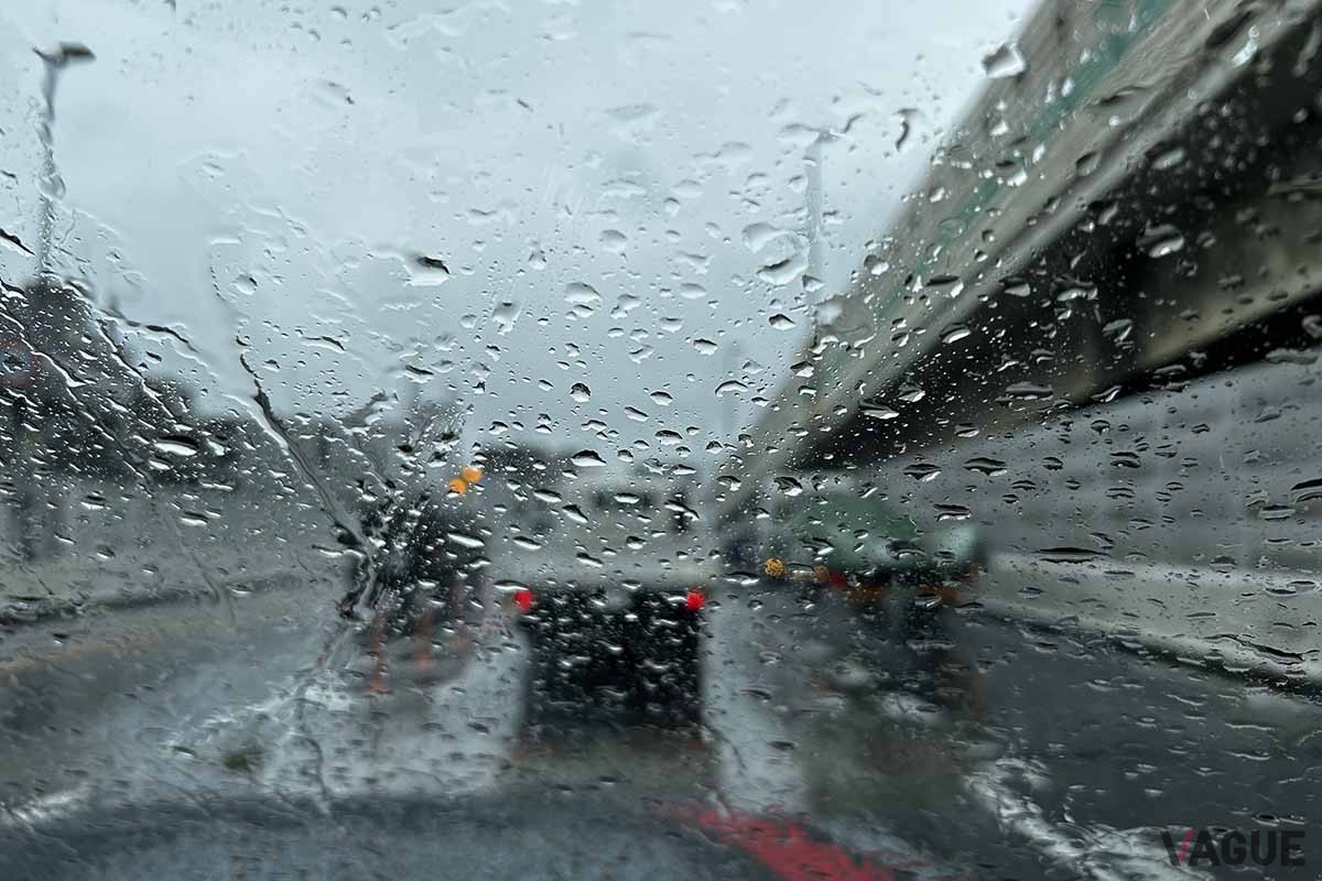 高速道路走行中、ゲリラ豪雨似遭うとワイパーを作動しても視界不良になることがある。そういう場合、落ち着いて近くのSAやPAに避難したい