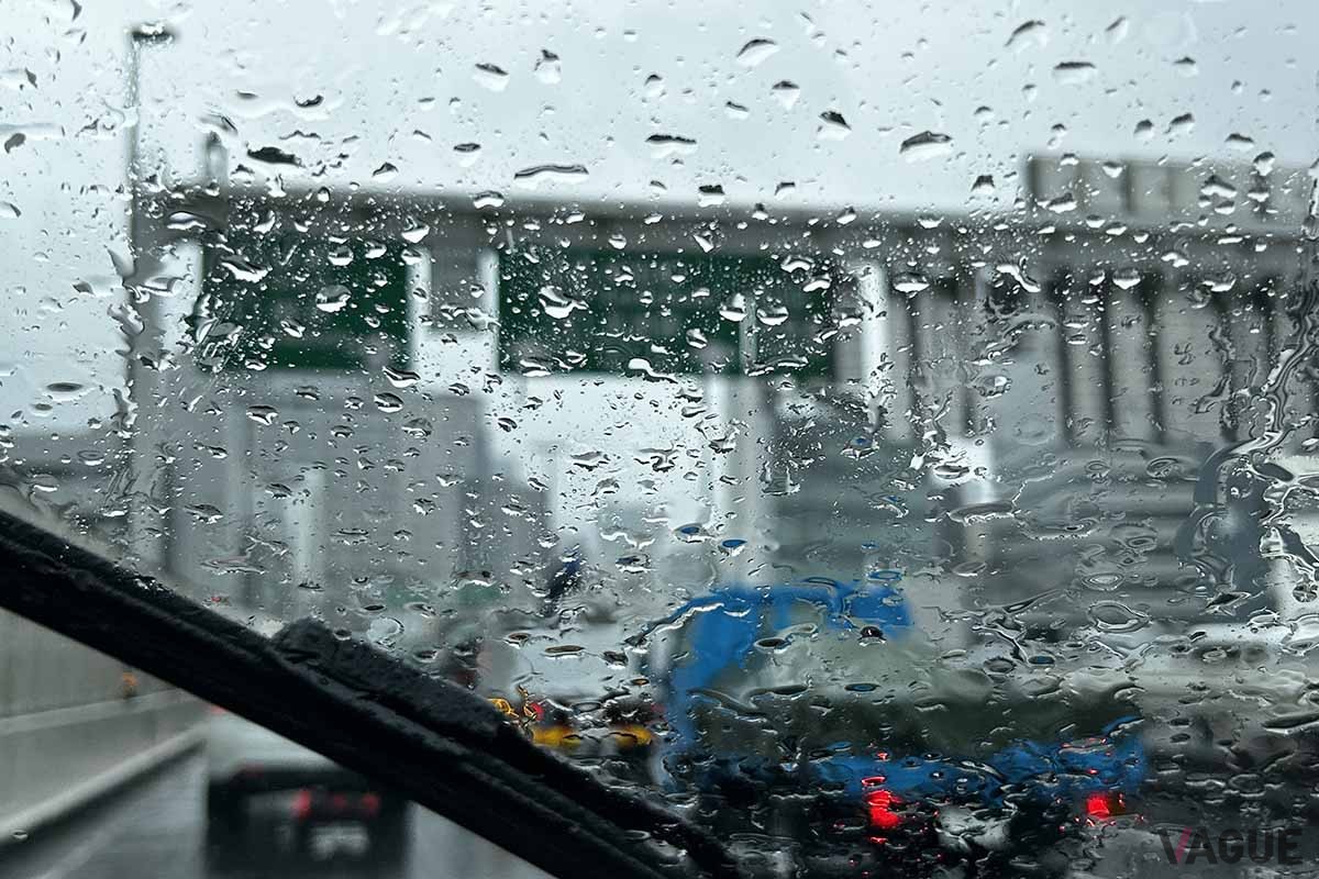 高速道路走行中、ゲリラ豪雨似遭うとワイパーを作動しても視界不良になることがある。そういう場合、落ち着いて近くのSAやPAに避難したい