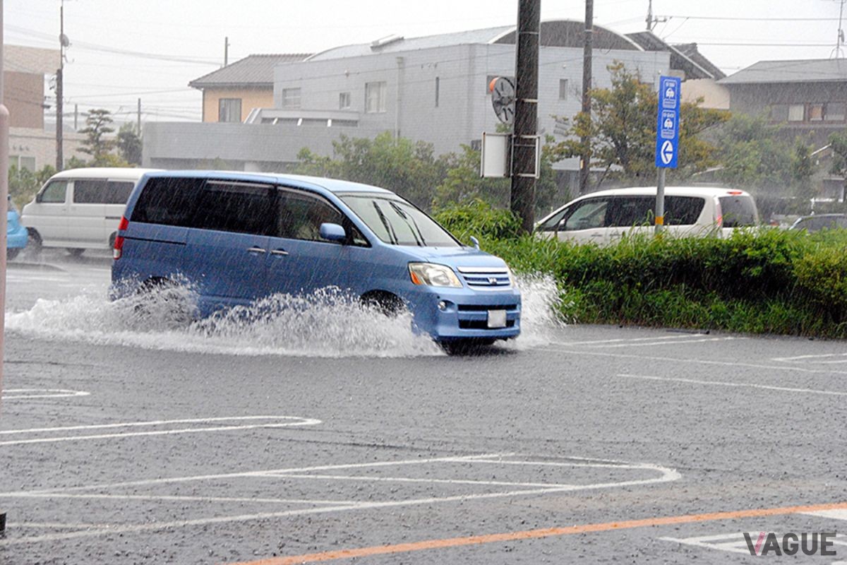 突然のゲリラ豪雨。クルマを運転しているときにゲリラ豪雨に遭った場合、どうすればいいのだろうか？