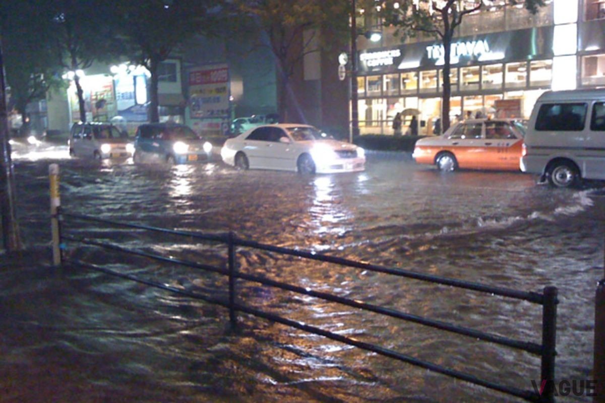 突然のゲリラ豪雨。クルマを運転しているときにゲリラ豪雨に遭った場合、どうすればいいのだろうか?