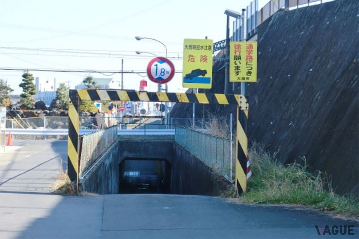 鉄道のガード下や立体交差のアンダーパスなどでは冠水が起こりやすい