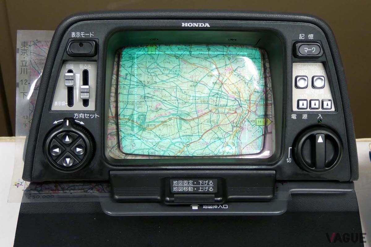 1981年に登場した「ホンダ・エレクトロ・ジャイロケータ」。世界初のカーナビとしてIEEEに認定された。地図として使ったフィルムが左端に見える