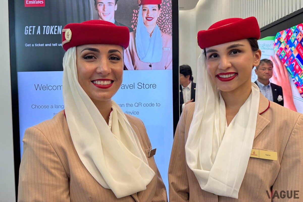 大阪・梅田の商業施設「KITTE大阪」にオープンした「エミレーツ・トラベル・ストア大阪」スタッフ